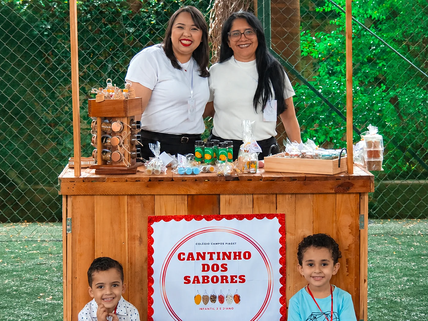 Famílias e crianças na Feira Empreendedora do Colégio Campos Piaget