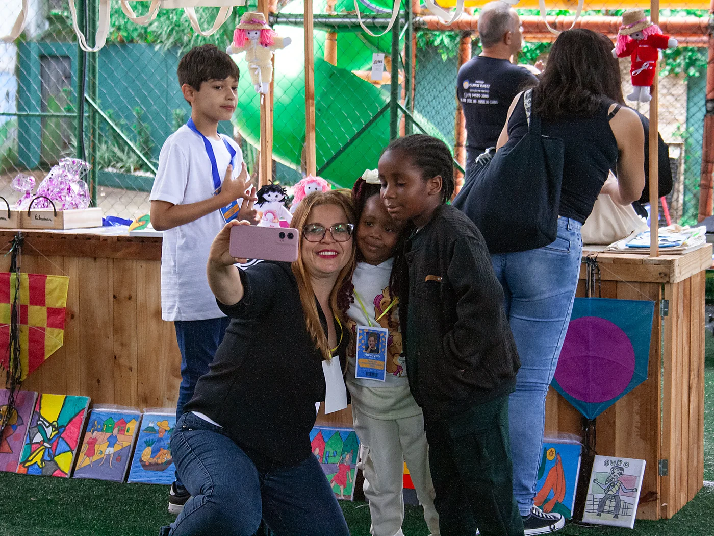 Famílias e crianças reunidas na Feira Empreendedora
