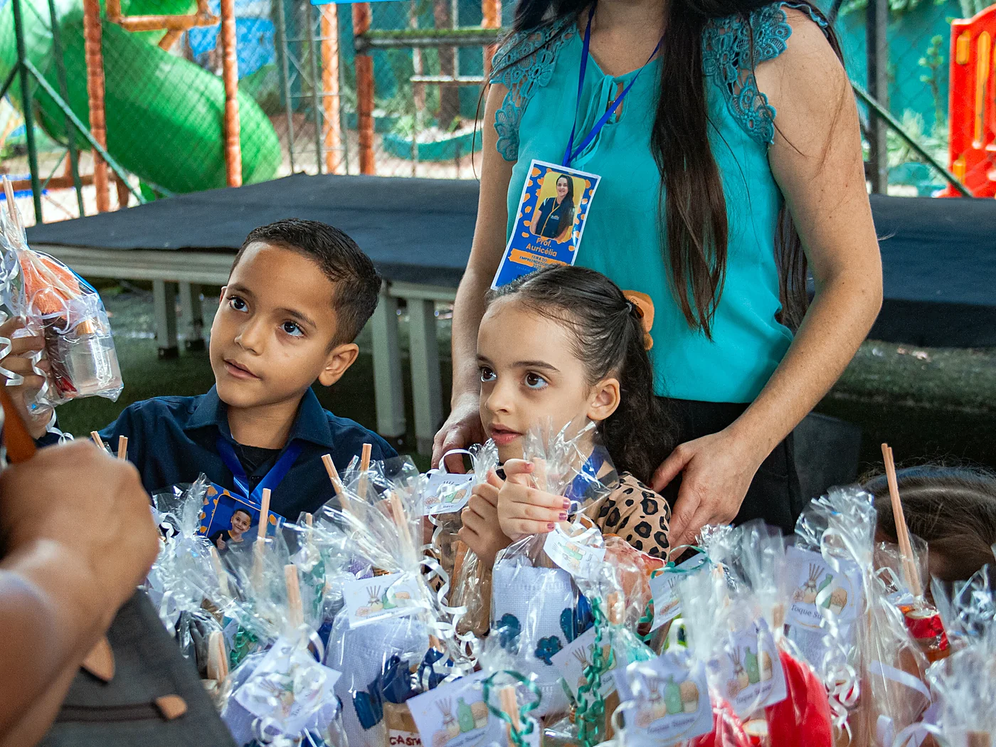 Crianças e professora apresentando os produtos da feira