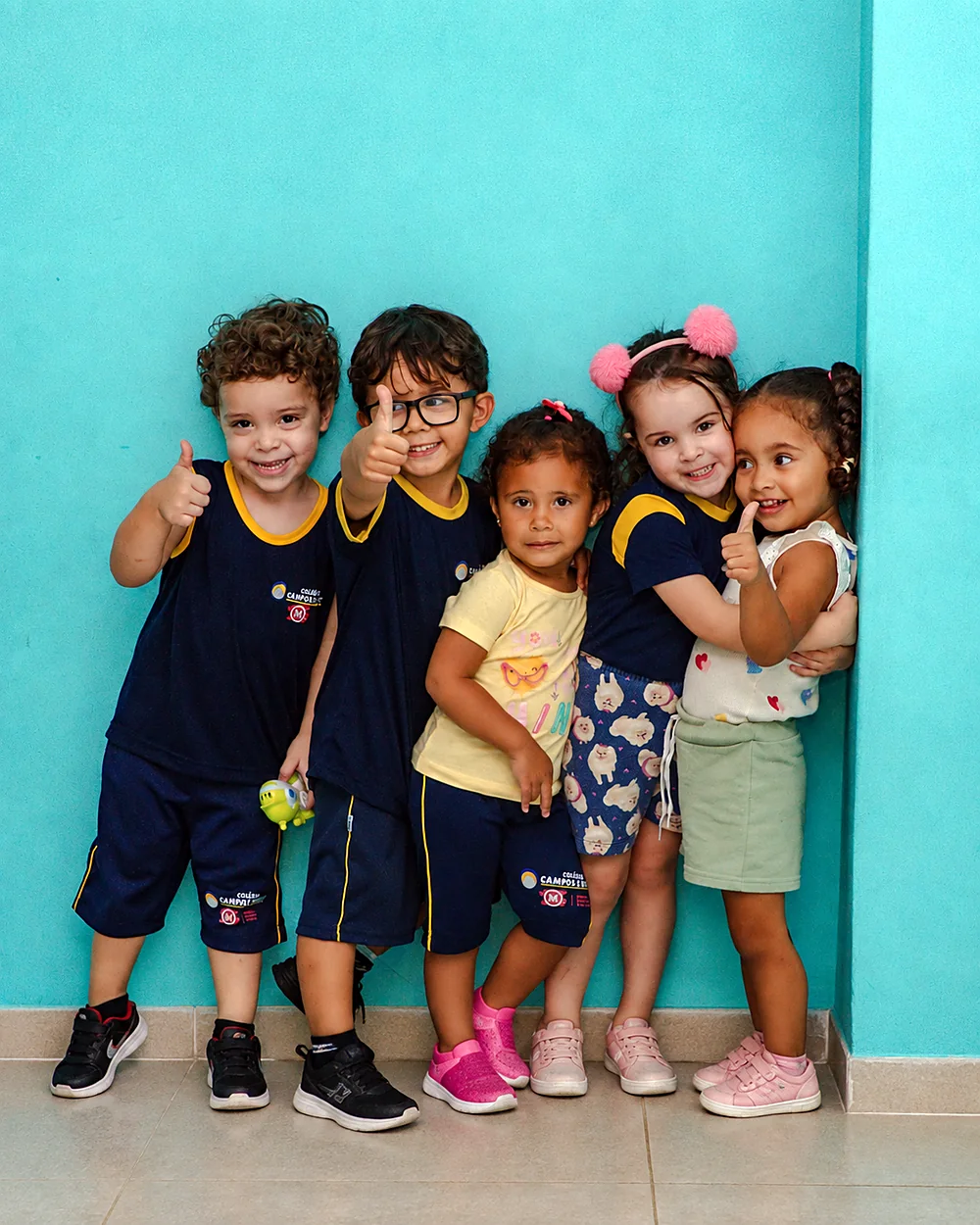 Crianças do período integral reunidas no Colégio Campos Piaget